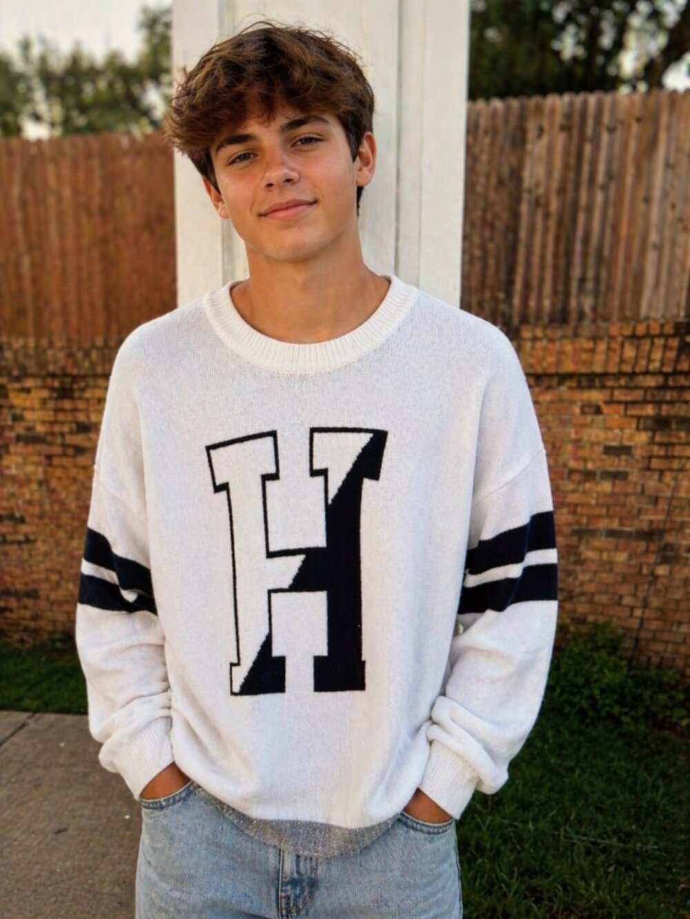 Vintage Tommy Hilfiger Large Logo H Navy/White Sweater Size Medium